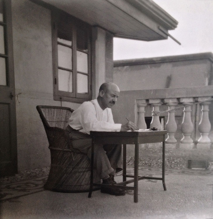 Medgyaszay István mumbai szállásán munka közben, 1932 (© Medgyaszay Családi Emlékhely)