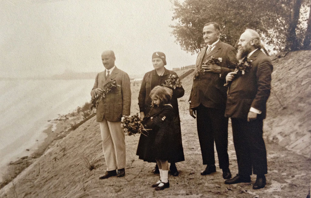 Medgyaszay István és Zajti Ferenc vízáldozata a Duna parton Merwanji Framji mérnökkel, 1931 nyarán (© Medgyaszay Családi Emlékhely)