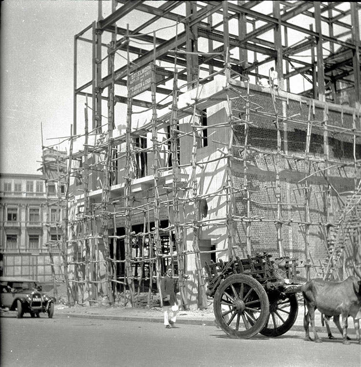 Bambuszrudakkal felállványozott épület, Medgyaszay István fotója, 1932 (© Medgyaszay Családi Emlékhely)