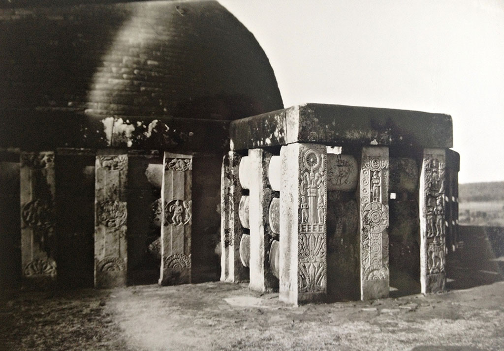 A száncsi sztúpa déli kapujának melletti vedika részlete a tórana nélkül, 1932 (© Medgyaszay Családi Emlékhely)