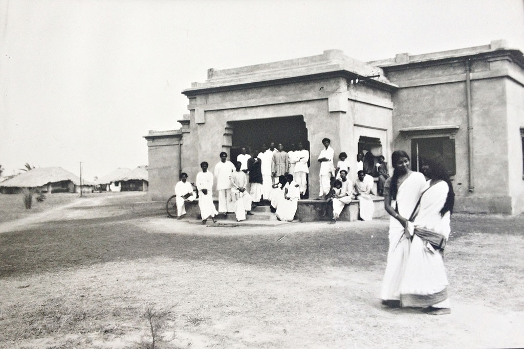 A santiniketáni iskola művészeti tagozatának egyik új épülete, 1932 (© Medgyaszay Családi Emlékhely)