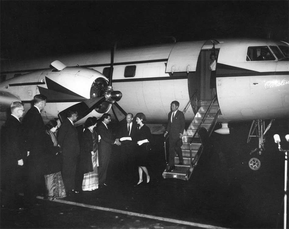A Kennedy-házaspár üdvözlése a reptéren, 1962.