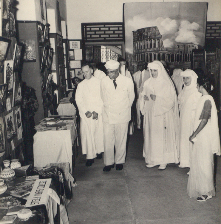 Tömöry Edith vendéget kísér a College kiállításán, Madrász, 1955