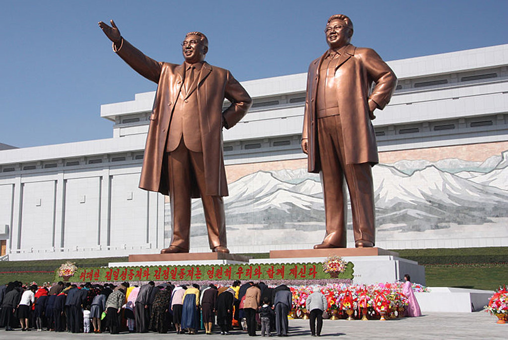 Kim Ir Szen és fia, Kim Dzsongil legnagyobb szobra Phenjanban