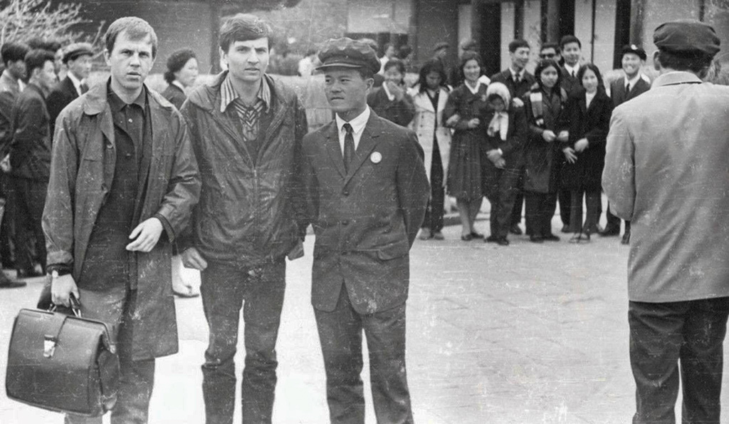 Kim Ir Szen szülőháza előtt Valerij Koskin, Osváth Gábor és Pak