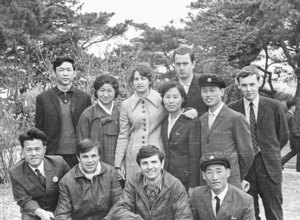 Tanulmányi kiránduláson mongol, észak-koreai, bolgár és szovjet diákokkal, elöl Pak, R. Ferenc és Osváth Gábor