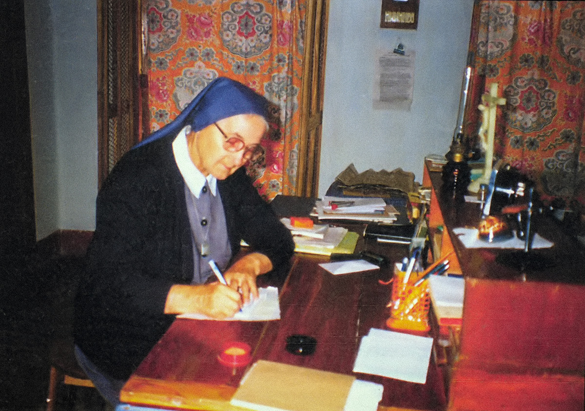Teréz nővér irodai munka közben, Bardíh, 1988