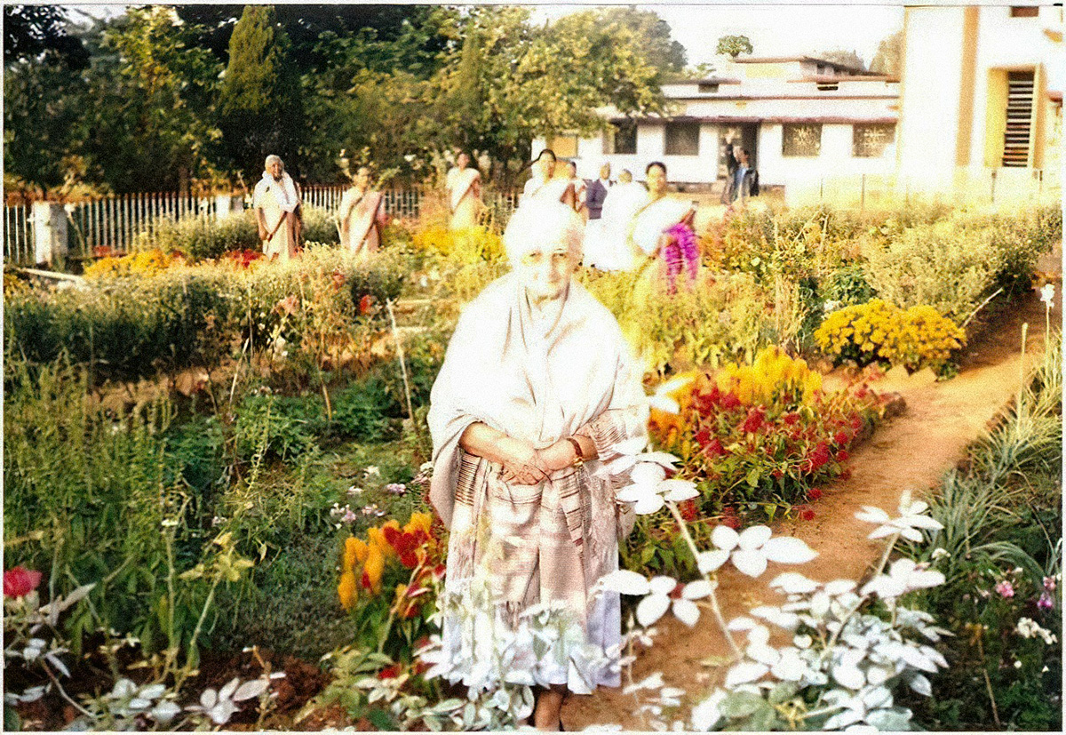 Virágok között Bardíhban, 2000 körül