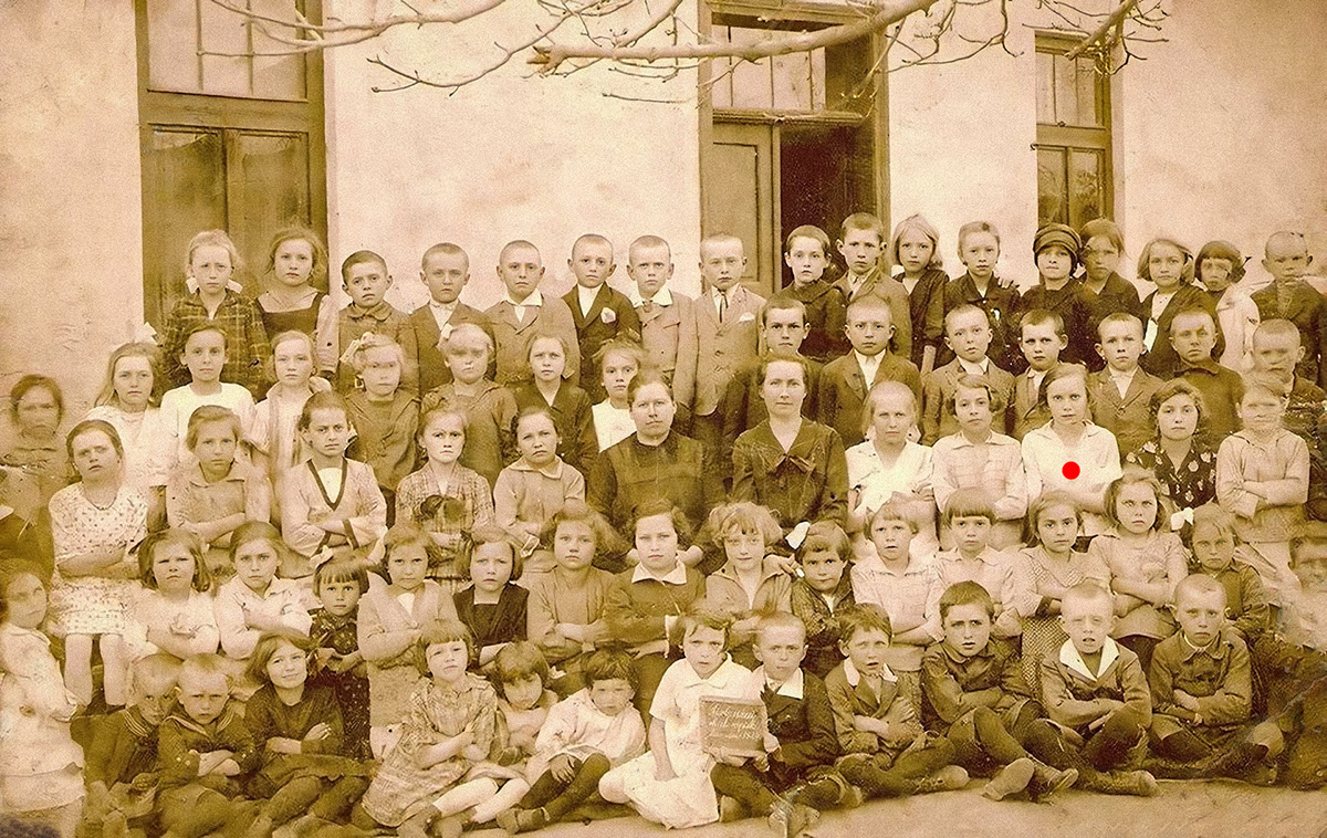 Az általános iskolában, Olaszfa, 1929 (Ódor Anna a harmadik sorban jobbról a harmadik)