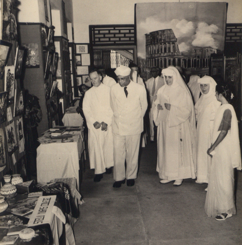 Tömöry Edith vendéget kísér a College kiállításán 1955