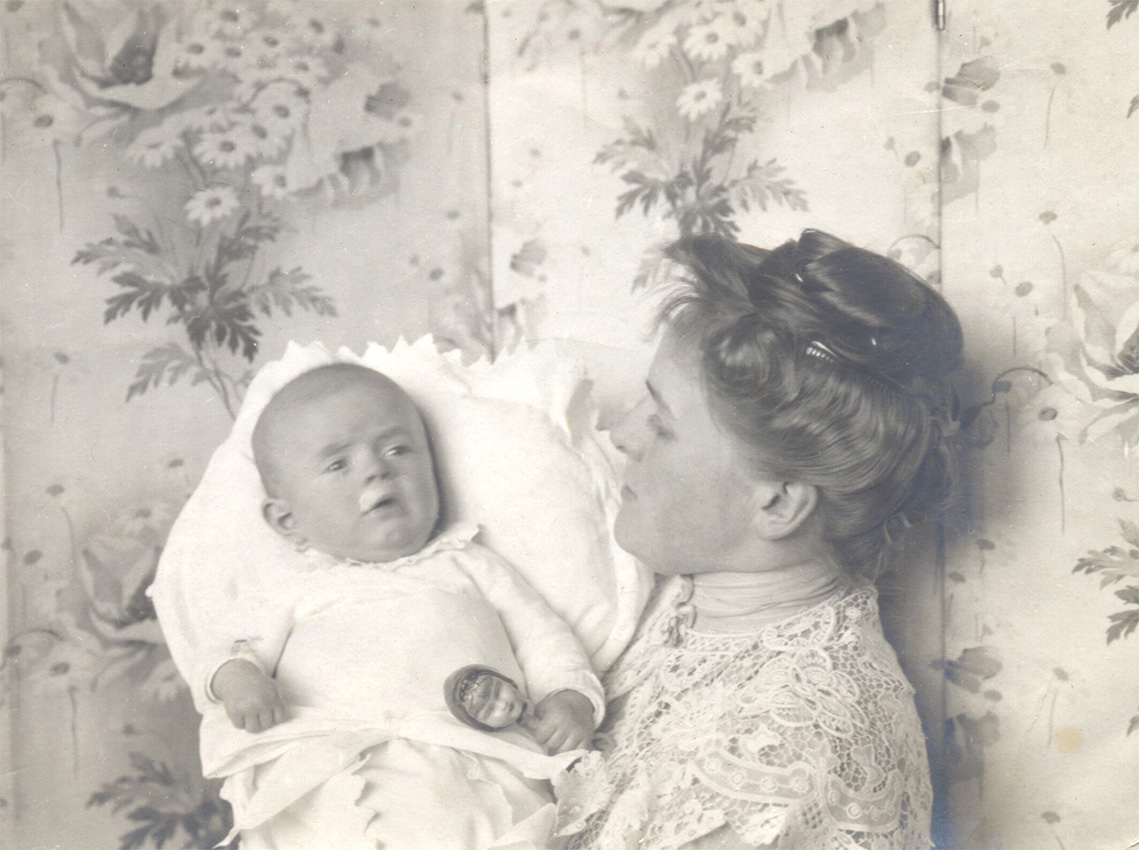 Az újszülött Edith édesanyjával 1905