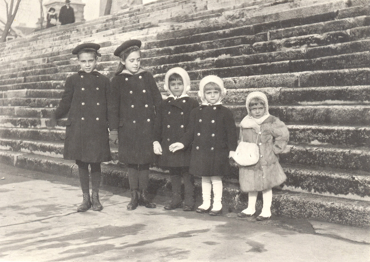 Az öt félárva (balról a második Edith) 1916