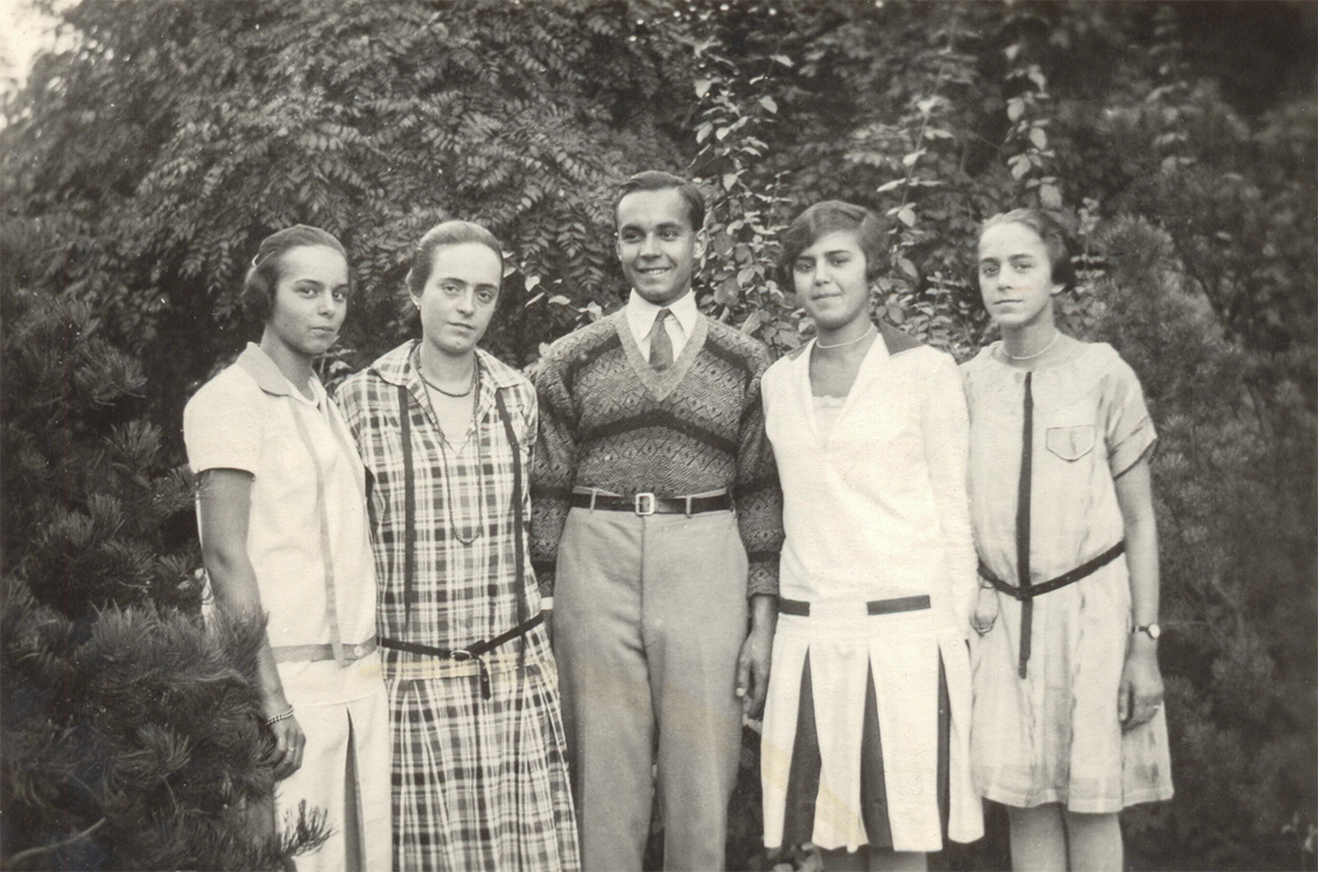Egyetemistaként, testvéreivel 1928 (Edith balról a második)
