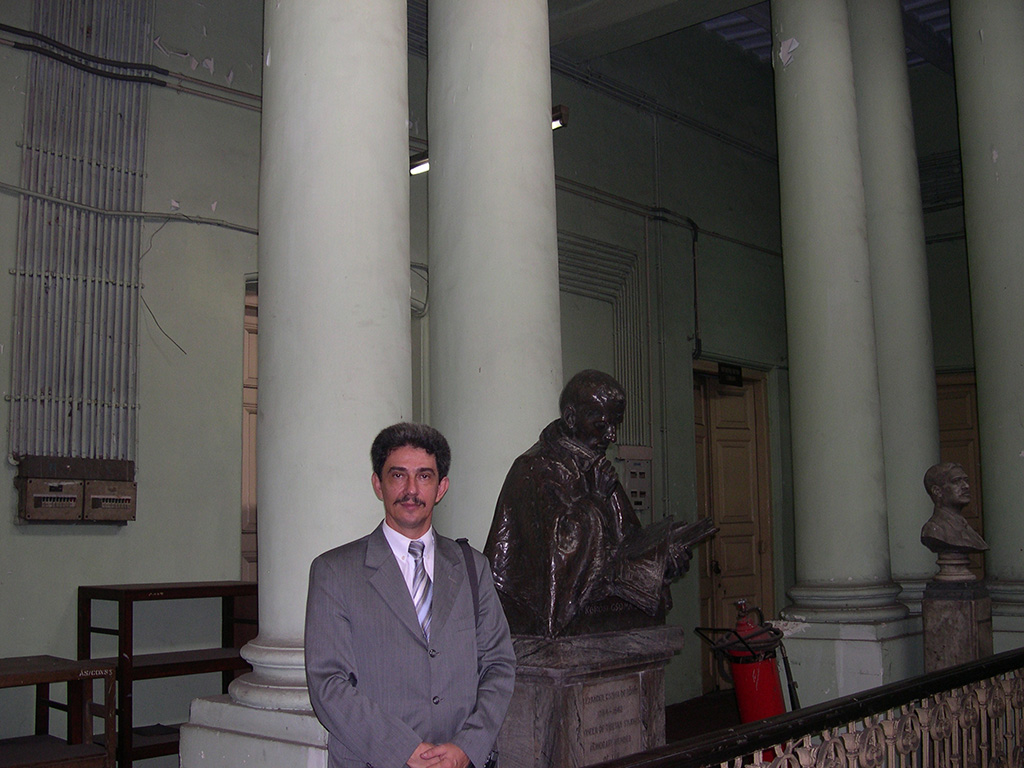 Csoma mellszobránál a Bengáli Ázsiai Társaság kalkuttai épületében, 2006.