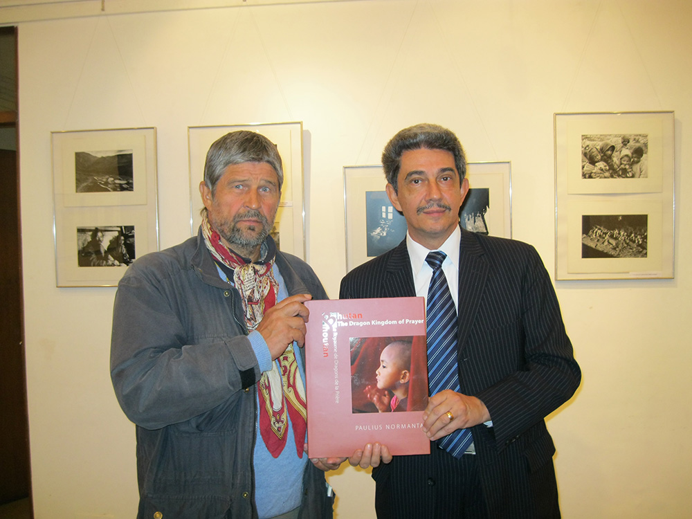 Lazar releasing book by photographer Normantas Paulius fotográfussal könyvének bemutatóján, Delhi, 2010