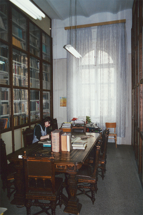 Paulik Ágnes könyvtáros Az Egyetemi Könyvtár Ligetigyűjteménye a Dugonics téri
épület földszintjén 1998 Forrás: SZTE Klebelsberg Könyvtár, Keleti Gyűjtemény