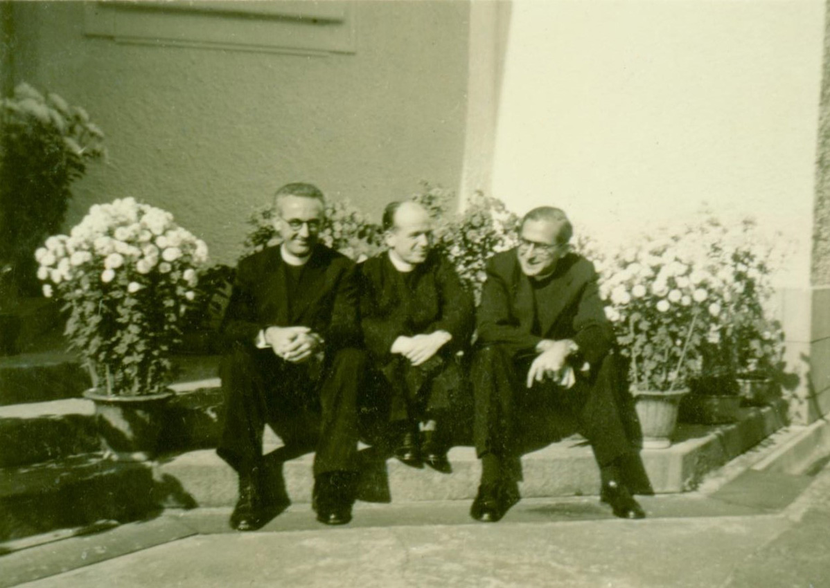 Paptársakkal 1954-ben. Forrás: JTMR Levéltár