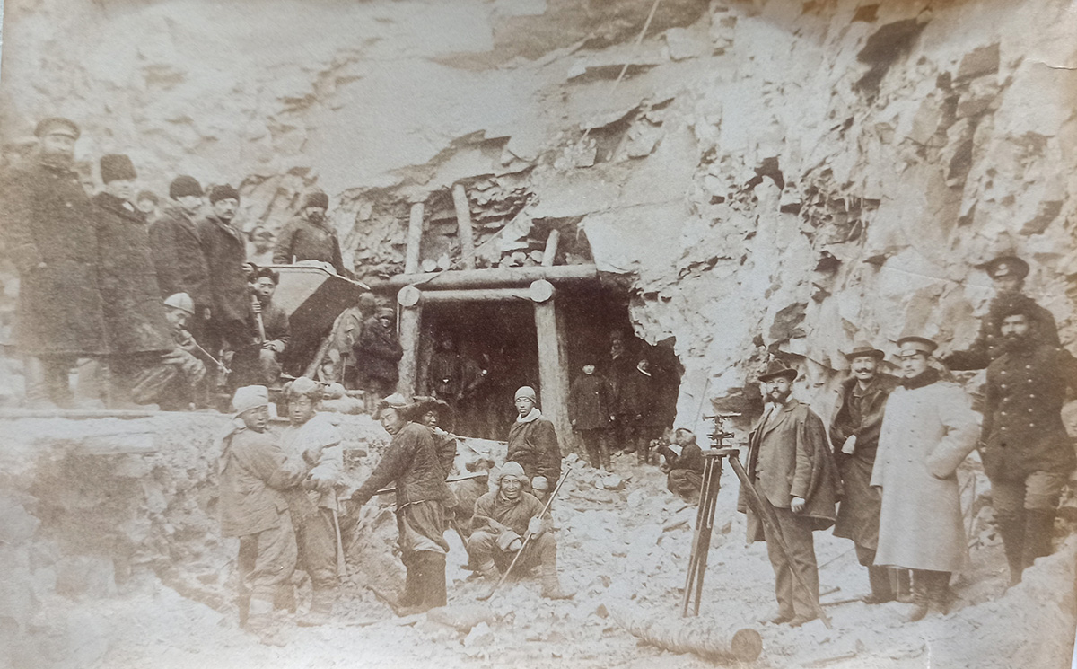 Az épülő mandzsúriai alagút északi vége [a felvétel 1901. november 11-én készült Taimagou-ban; a geodéziai műszernél Gubányi Károly áll, közvetlenül mellette Szentgáli Antal, valamint az építkezést védő kozákok parancsnoka két kozák katonával, körülöttük pedig az építkezésen dolgozó orosz és kínai munkások; a felvételt Hoszita Eimacu (1880–1945) japán fotográfus készítette; Hoszita abban az időben az egyik legnépszerűbb japán fényképész volt Oroszországban, közel 20 éven át dolgozott az orosz Távol-Keleten; Hoszita a családjával együtt (feleségével és kisebbik fiával) tragikus halált szenvedett: a Hirosimára ledobott amerikai atombomba áldozatává váltak 1945. augusztus 6-án].
