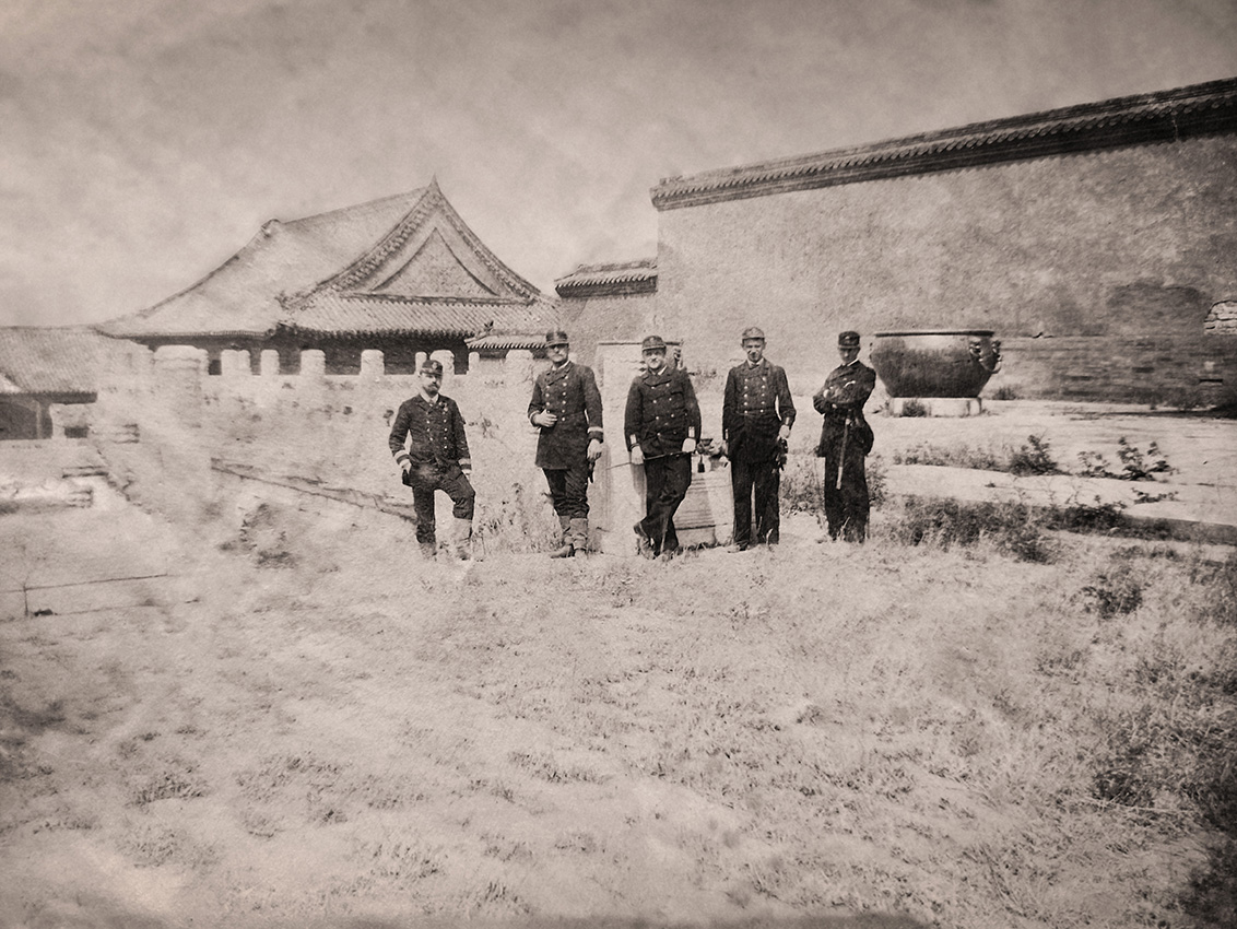 Osztrák–magyar tengerésztisztek Pekingben.