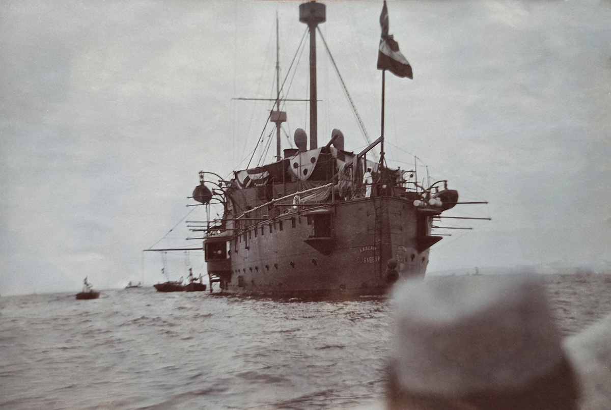 A Kaiserin Elisabeth gőzhajó [az osztrák–magyar haditengerészet egyik cirkálóhajója, számos alkalommal állomásozott Kelet-Ázsiában]