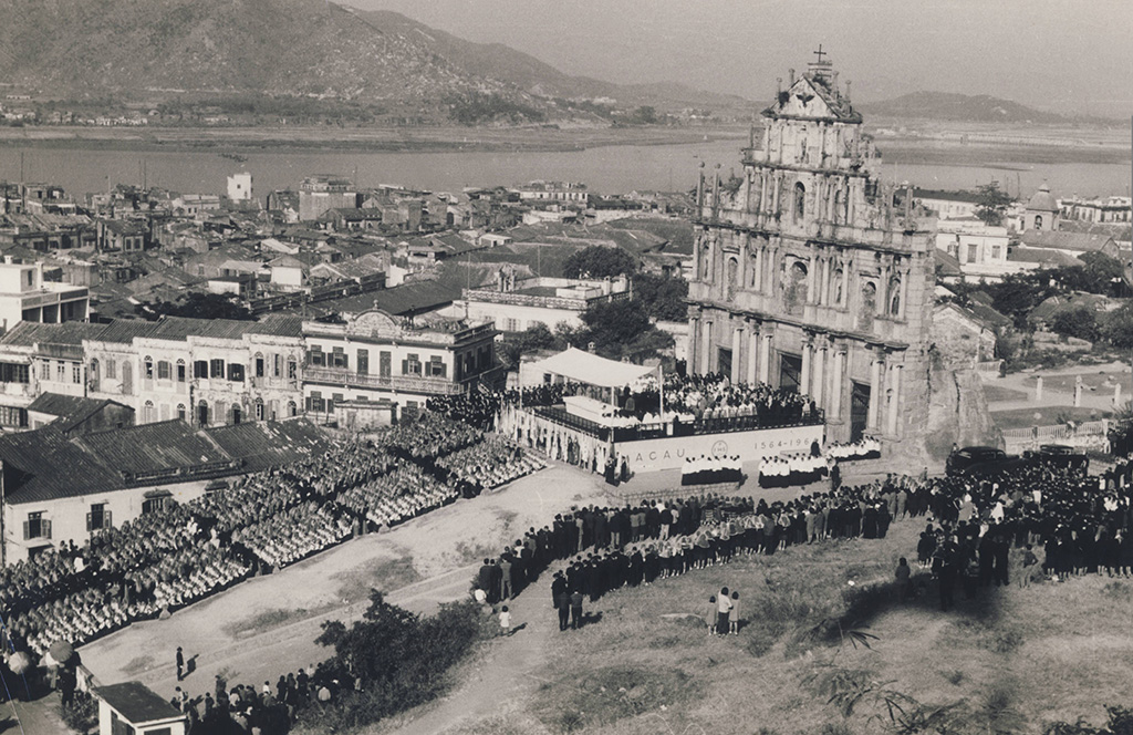 Ünnepség Makaóban a jezsuiták letelepedésének négyszázadik évfordulóján