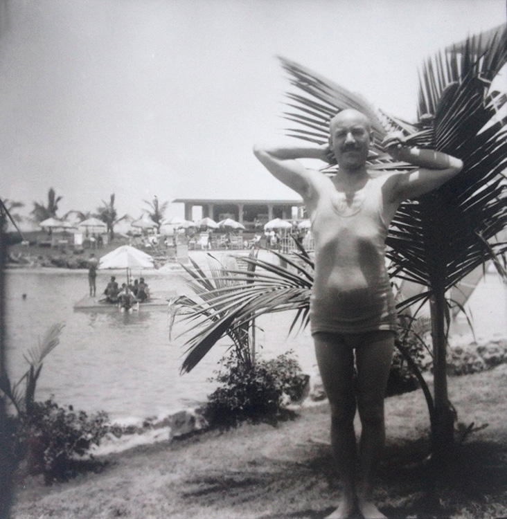 Medgyaszay úszás előtt valahol a Colaba-félsziget strandján, 1932 (© Medgyaszay Családi Emlékhely)