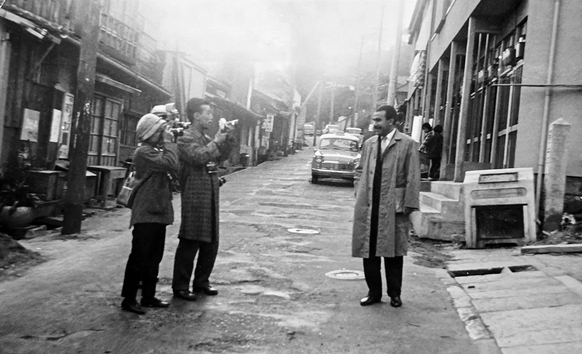 Újságírókkal. Kóbe, 1961