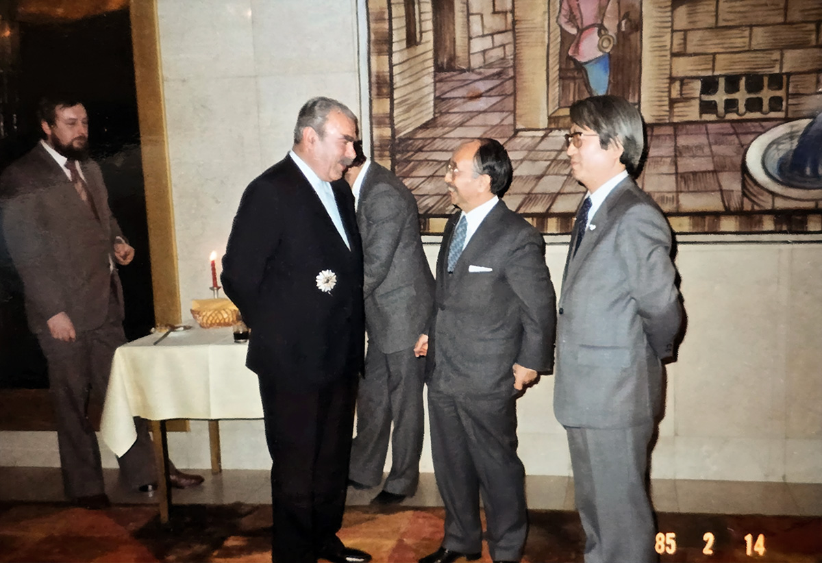 Székács Imre császári kitüntetése alkalmából rendezett fogadás a Marriott Hotelben. Székács Imre Vacsi Kazuo nagykövettel beszélget, zakóján a Megszentelt Kincs érdemérem. 1985. február 2.