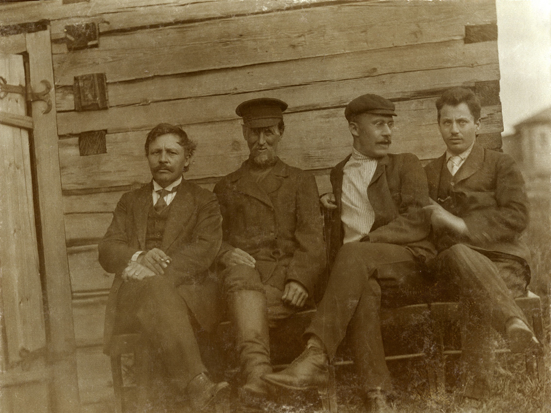 Zürjén férfiak két kutatóval, bal oldalon Baráthosi Balogh Benedek, Ustsisolsk, 1911. Ismeretlen fényképész felvétele. Forrás: Néprajzi Múzeum (Budapest),NM F 19374