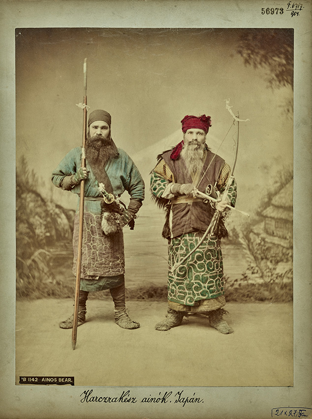 Ajnu férfiak fegyverekkel. Hokkaido, Japán, 1880-as évek.Kusakabe Kimbei felvétele. Baráthosi Balogh Benedek gyűjtése. Forrás: Néprajzi Múzeum, NM F 6717