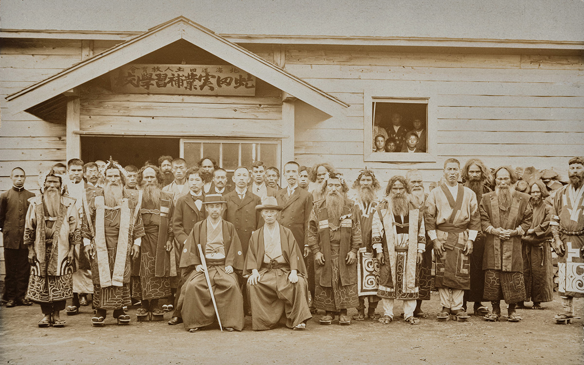 Ajnu csoport. Hokkaidó, 1914. Baráthosi Balogh Benedek felvétele. Forrás: Néprajzi Múzeum, NM F 20210