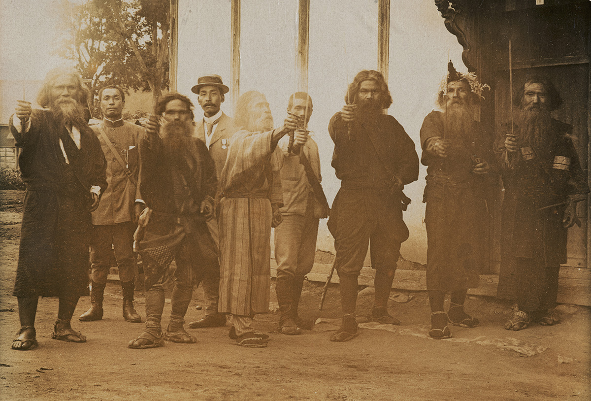 Ajnuk, kezükben kivont kard. Hokkaidó, 1914. Baráthosi Balogh Benedek felvétele. Forrás: Néprajzi Múzeum, NM F 60211