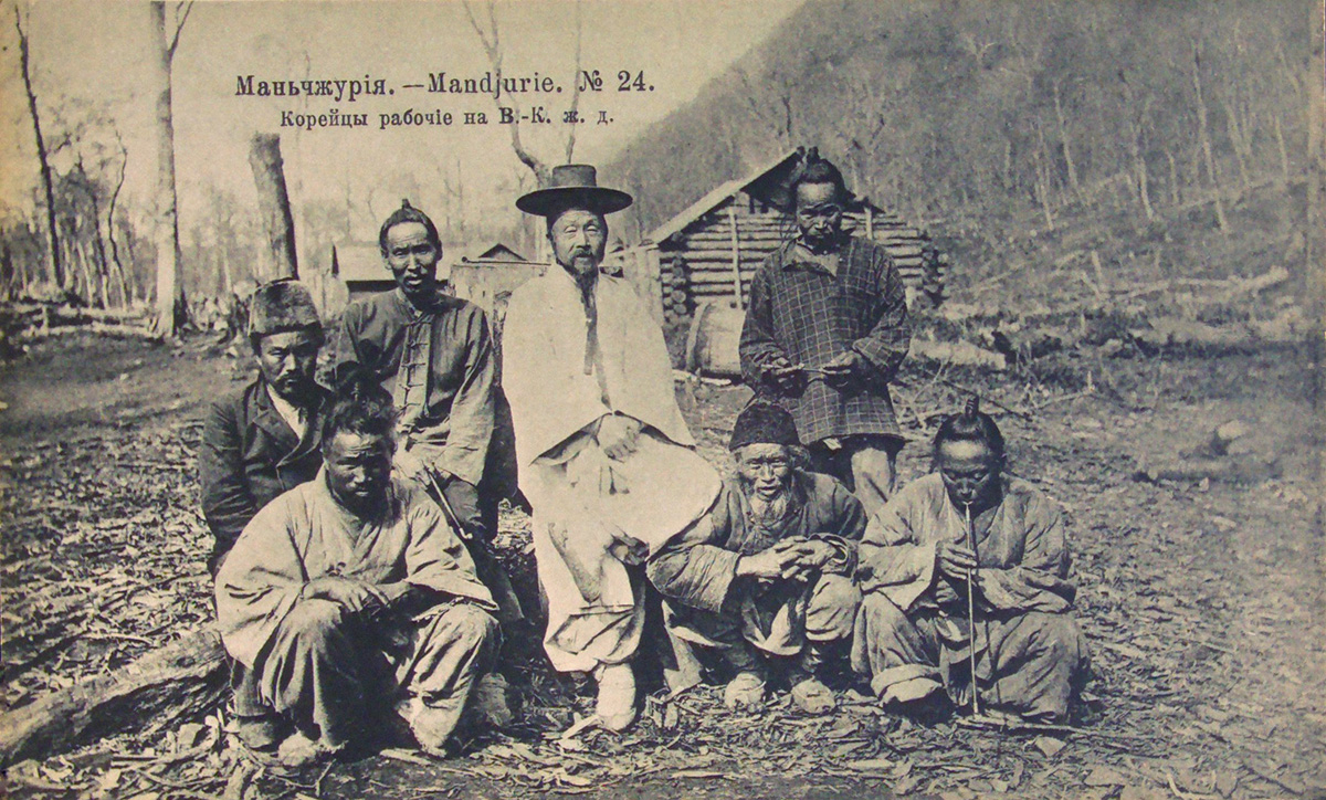 Koreai munkások. Mandzsúria, 1900–1910. Nabholz&Co kiadása. Baráthosi Balogh Benedek gyűjtése. Forrás: NM Ny 366