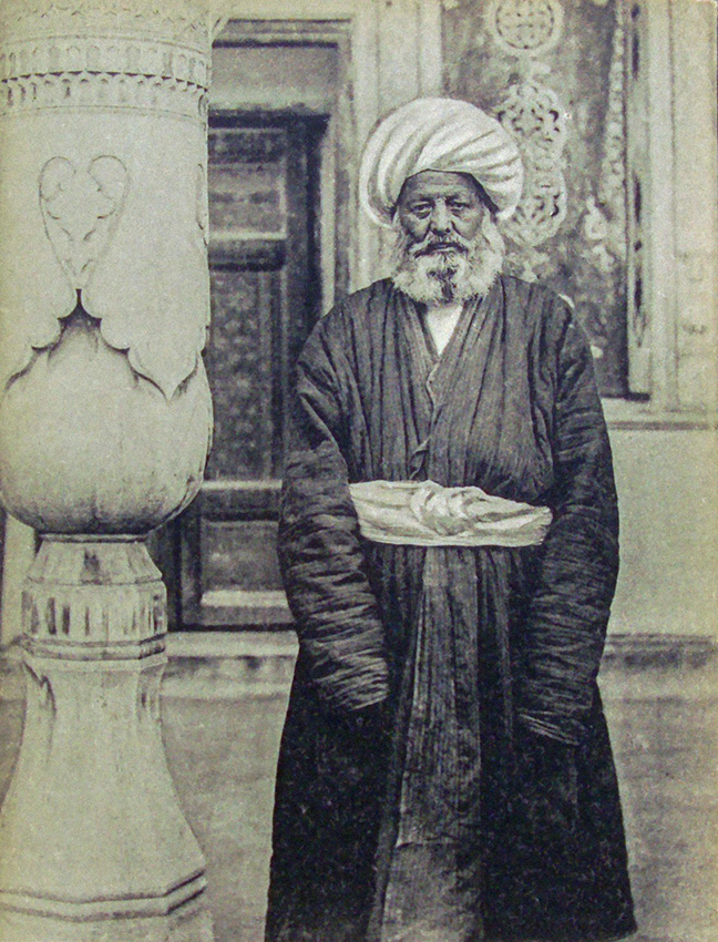 Az emír palotájának őre. Bokhara, 1900–1910. Nabholz&Co kiadása. Baráthosi Balogh Benedek gyűjtése. Forrás: Néprajzi Múzeum, NM Ny 369