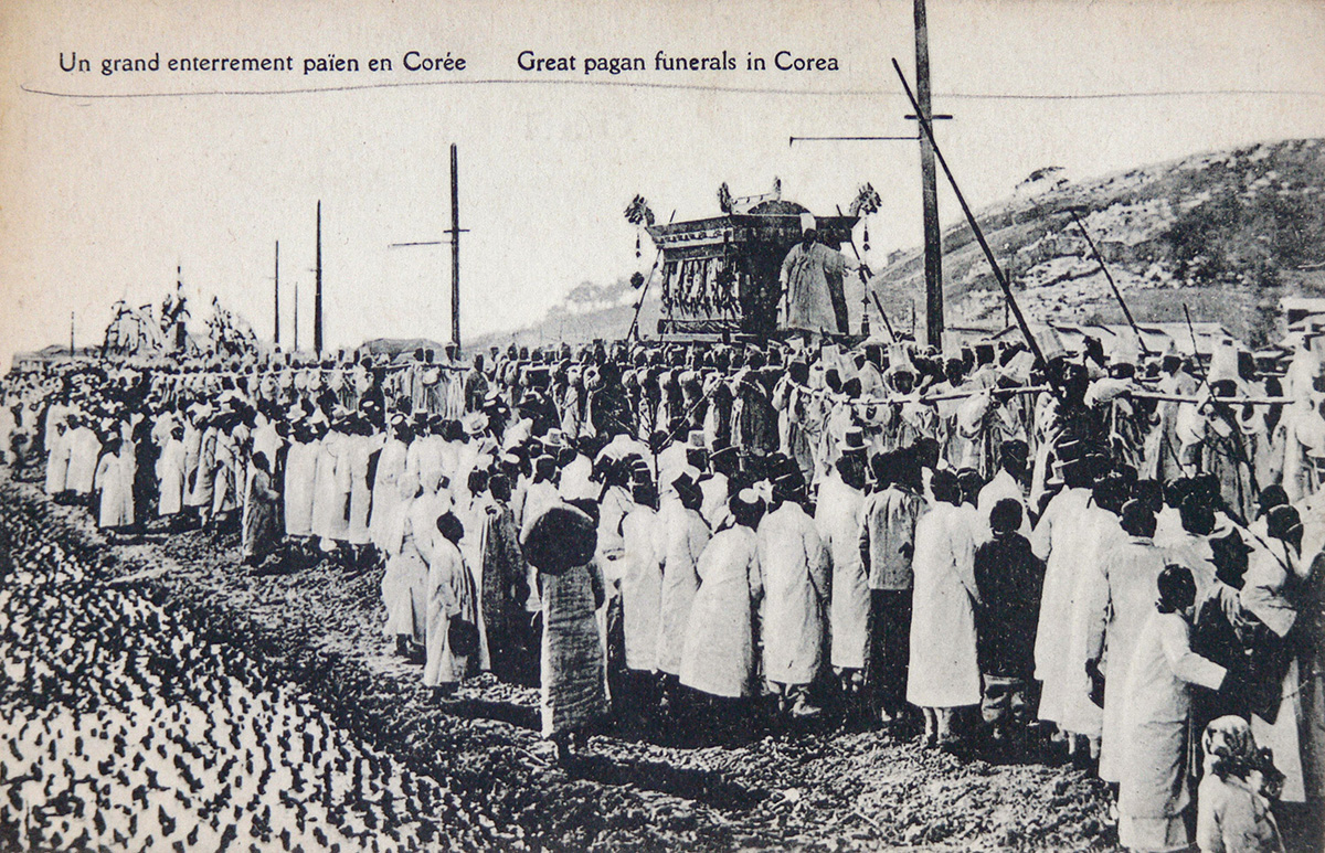 Temetés. Korea, 1920-as évek. Ismeretlen kiadó. Forrás: Néprajzi Múzeum, NM Ny 4360