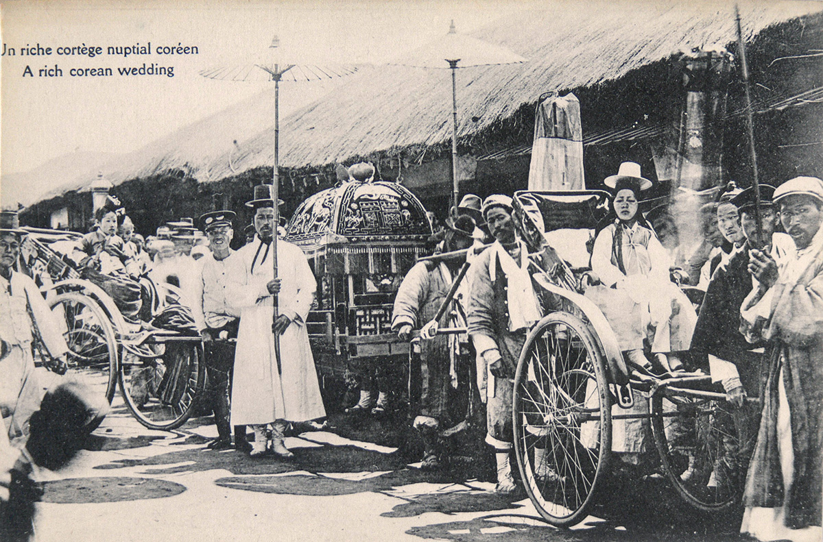 Tehetős pár esküvői menete. Korea, 1920-as évek. Ismeretlen kiadó. Forrás: Néprajzi Múzeum, NM Ny 4361
