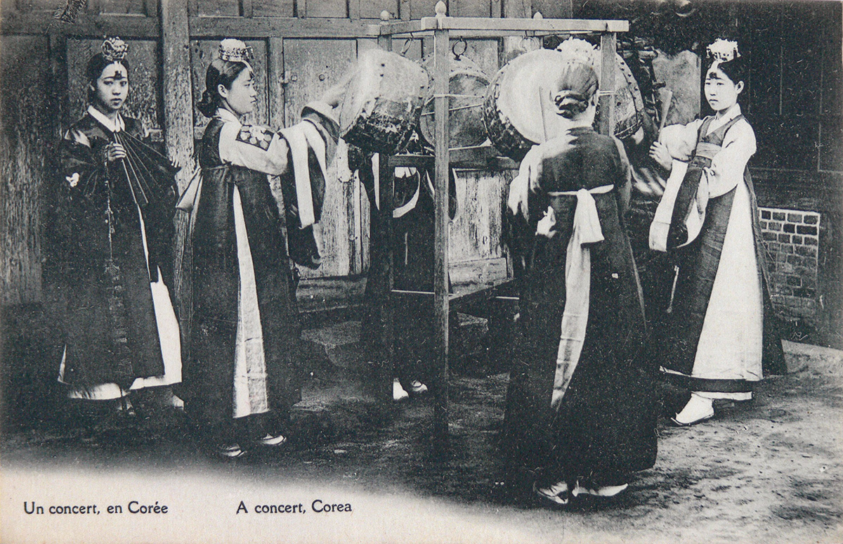 Koreai zenekar. Korea, 1910 körül. Ismeretlen kiadó. Forrás: Néprajzi Múzeum, NM Ny 4362