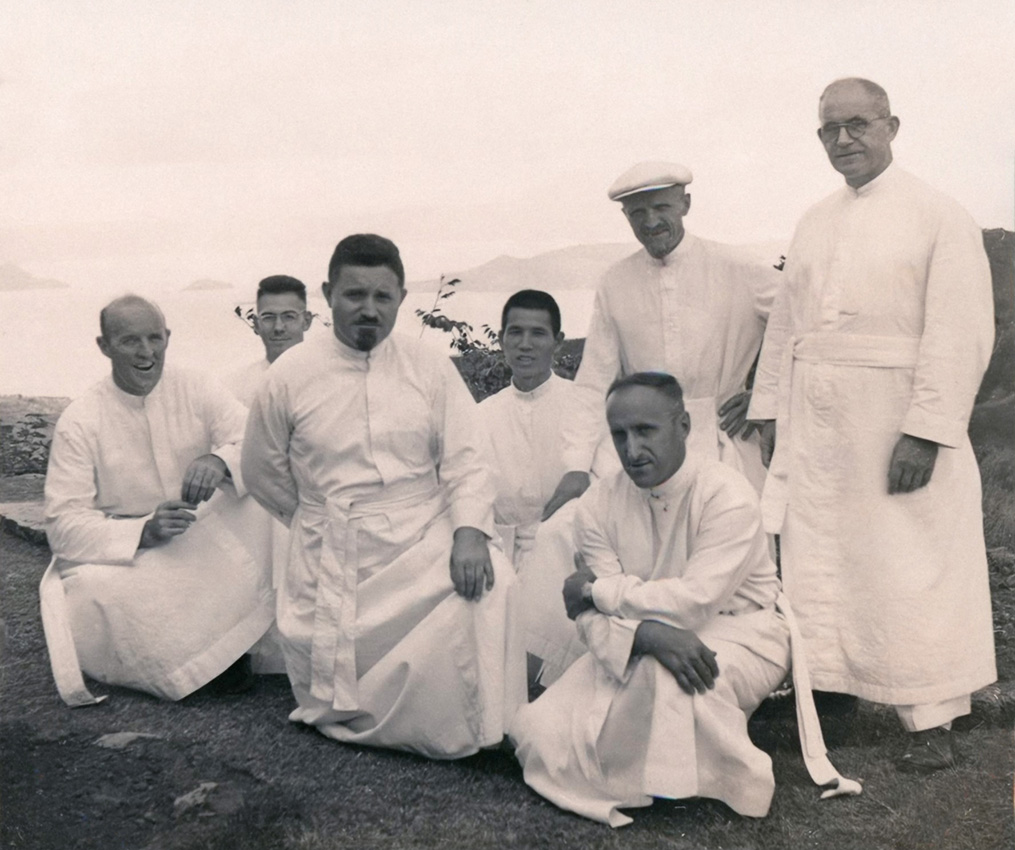 Bencze István SJ rendtársai körében a hagyományos távol-keleti fehér reverendában (elöl középen; sapkában a szintén magyar jezsuita testvér, Herhold Árpád). Forrás: JTMR Levéltár