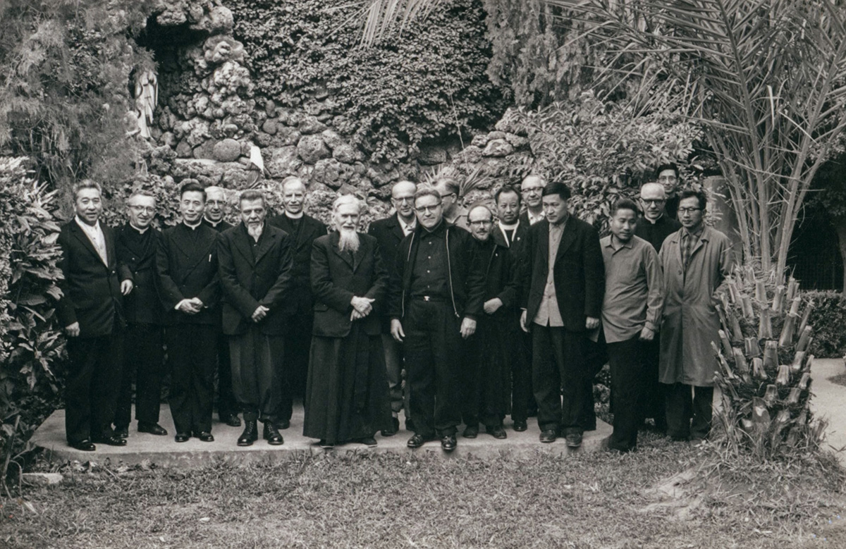Magyar és más jezsuiták Putzében, Tajvanon (középen Lindenberger Sándor, Lischerong Gáspár, Koch István, Bencze István és Kerekes István, jobbra hátul Jaschkó István). Forrás: JTMR Levéltár