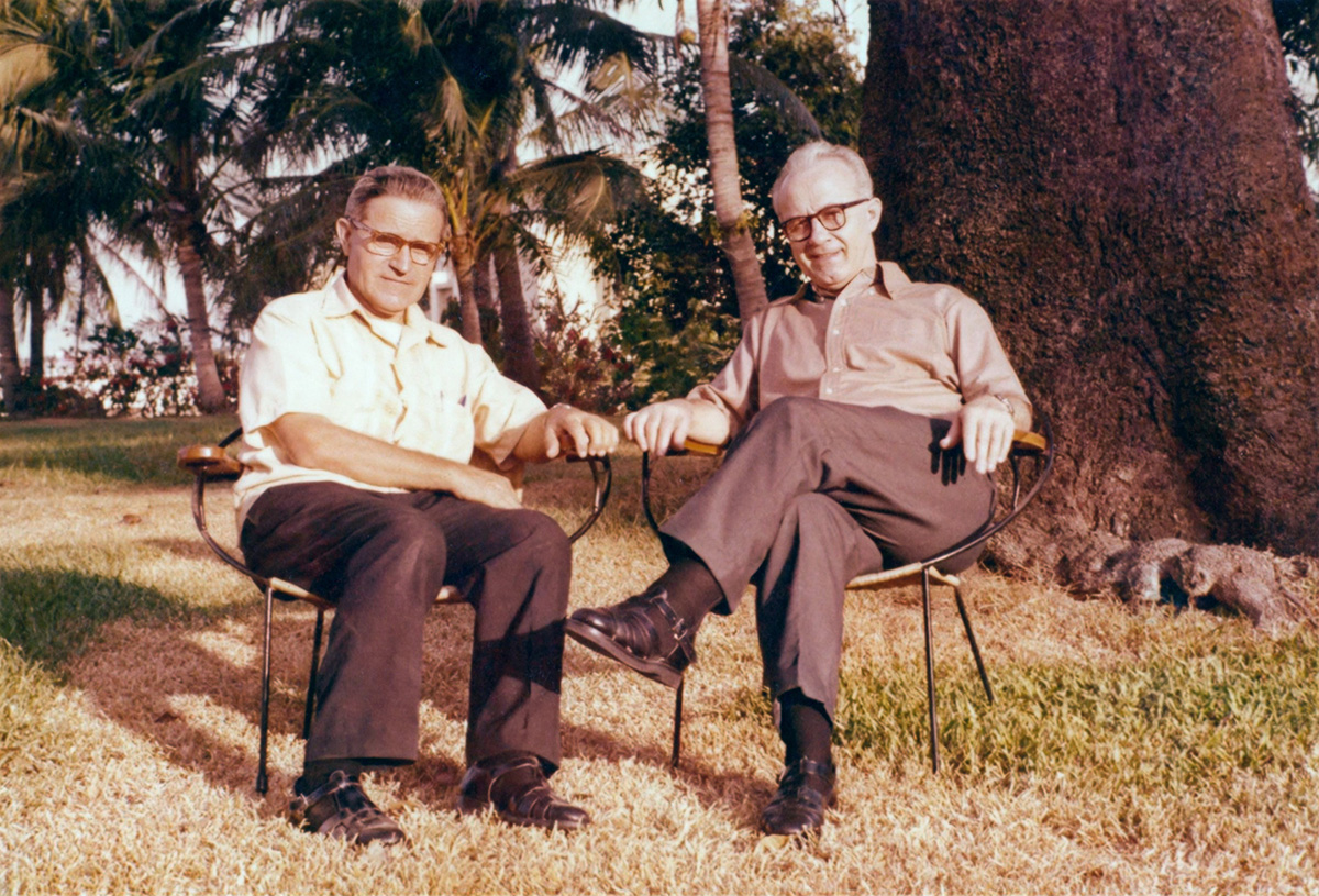Látogatóban Papilla Lajos SJ atyánál Manilában (1970-es évek). Forrás: JTMR Levéltár