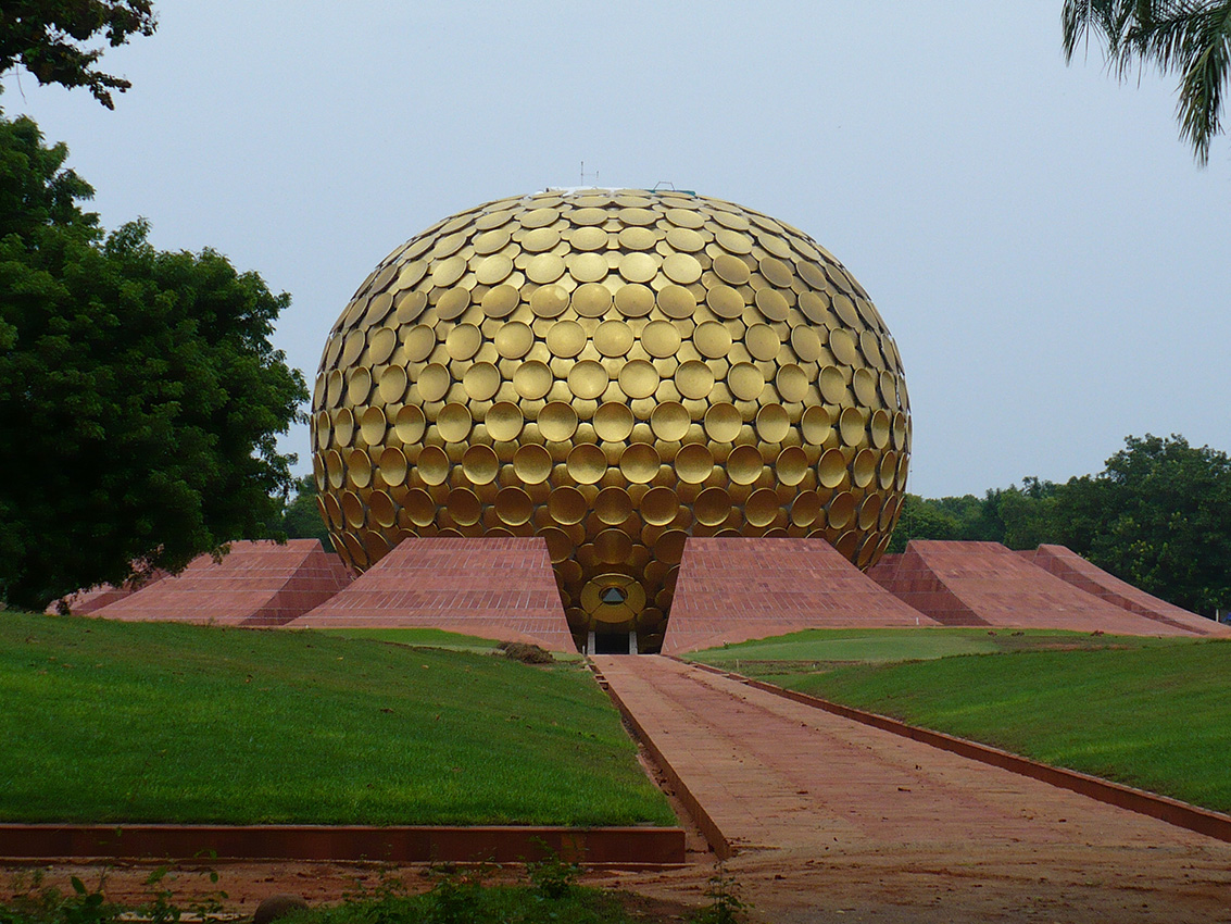 A Mátrimandir Auroville központjában. Forrás: Lázár Imre felvétele