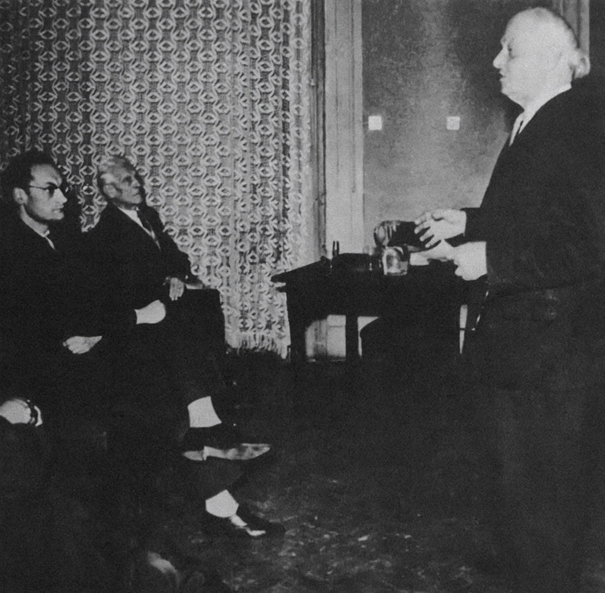 Fábry Károly professzor előadást tart India művészetéről. Fészek Művészklub, Budapest, 1962. Forrás: Magyar Hírek, 1970, 378-378.
