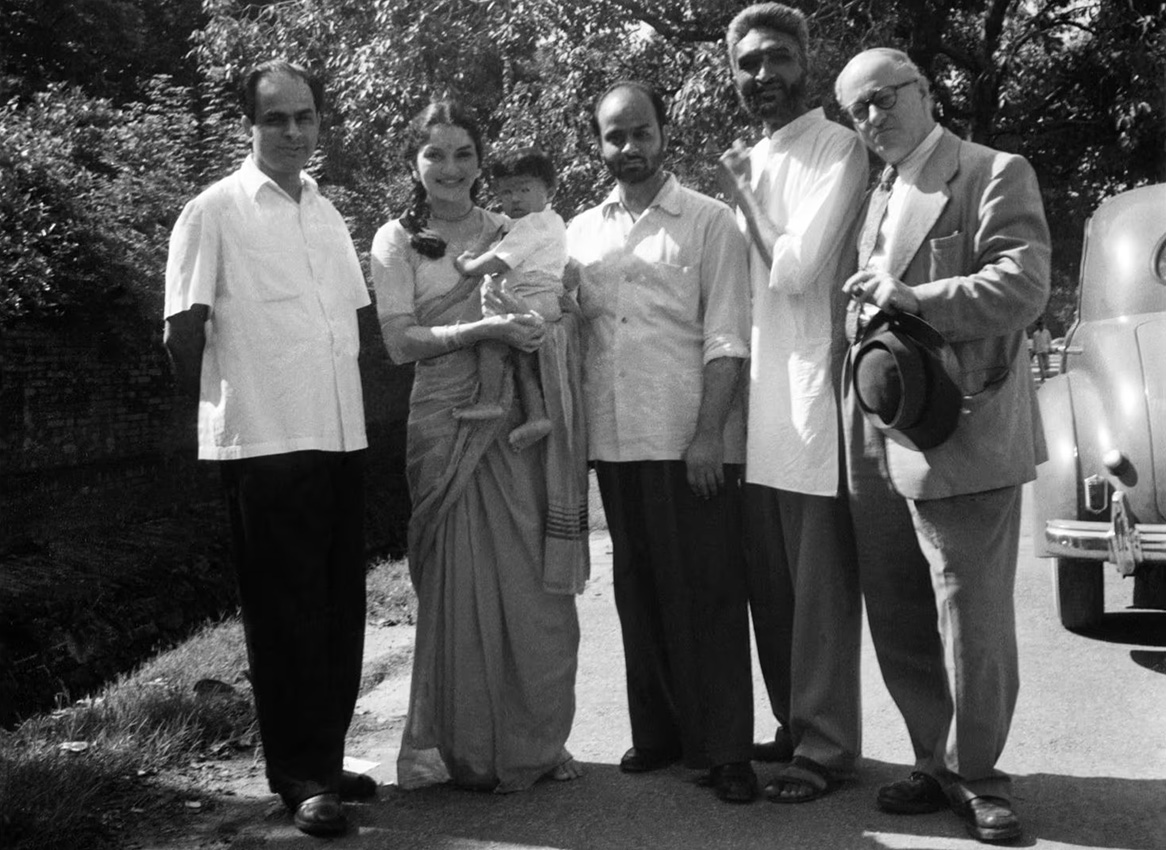 Inder Kumar Gujral, Indrani Rahman, Ram Rahman, Satish Gujral, MF Husain és Fábri Károly. 1057. Forrás: Wikipedia