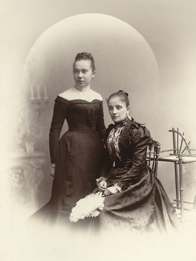 Germanus Gyula nővére Germanus Janka és édesanyja Germanus Sándorné született Zobel Rozália, 1890-es évek első fele. Forrás: Magyar Földrajzi Múzeum
