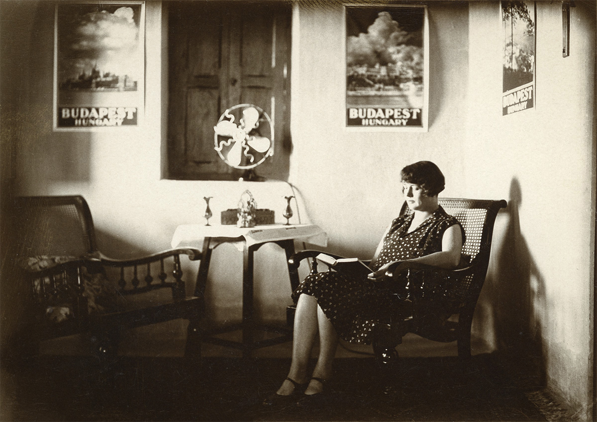 Germanus házaspár indiai otthonának fogadószobája, Santinikétán, 1929. december 20. Forrás: Magyar Földrajzi Múzeum, l. sz.: 3515-91.