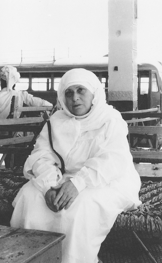 Germanus Gyula második felesége Kajári Katalin zarándokruhában a harmadik mekkai zarándoklaton, 1965. Forrás: Magyar Földrajzi Múzeum