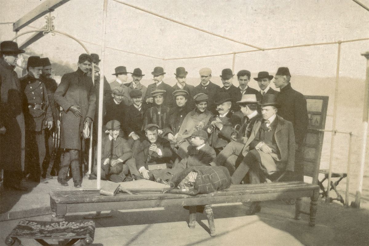 Diákok hajókiránduláson, jobb szélen fezben Germanus Gyula, Isztambul. Forrás: Magyar Földrajzi Múzeum, l .sz.: 2362-91.