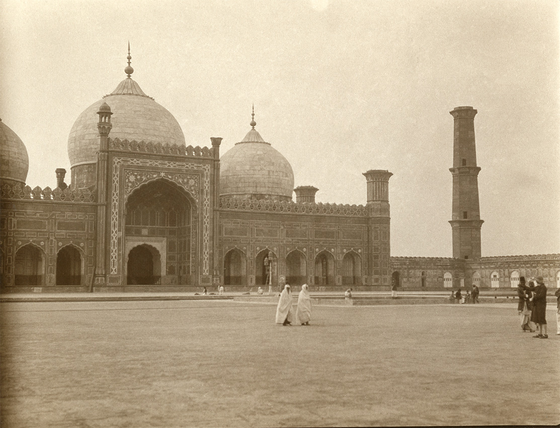 Badshahi mecset, Lahore, a kép jobb szélén Hajnóczy Rózsa, 1929–32 között. Forrás: Magyar Földrajzi Múzeum, l. sz.: 3204-91.Badshahi mecset, Lahore, a kép jobb szélén Hajnóczy Rózsa, 1929–32 között. Forrás: Magyar Földrajzi Múzeum, l. sz.: 3204-91.
