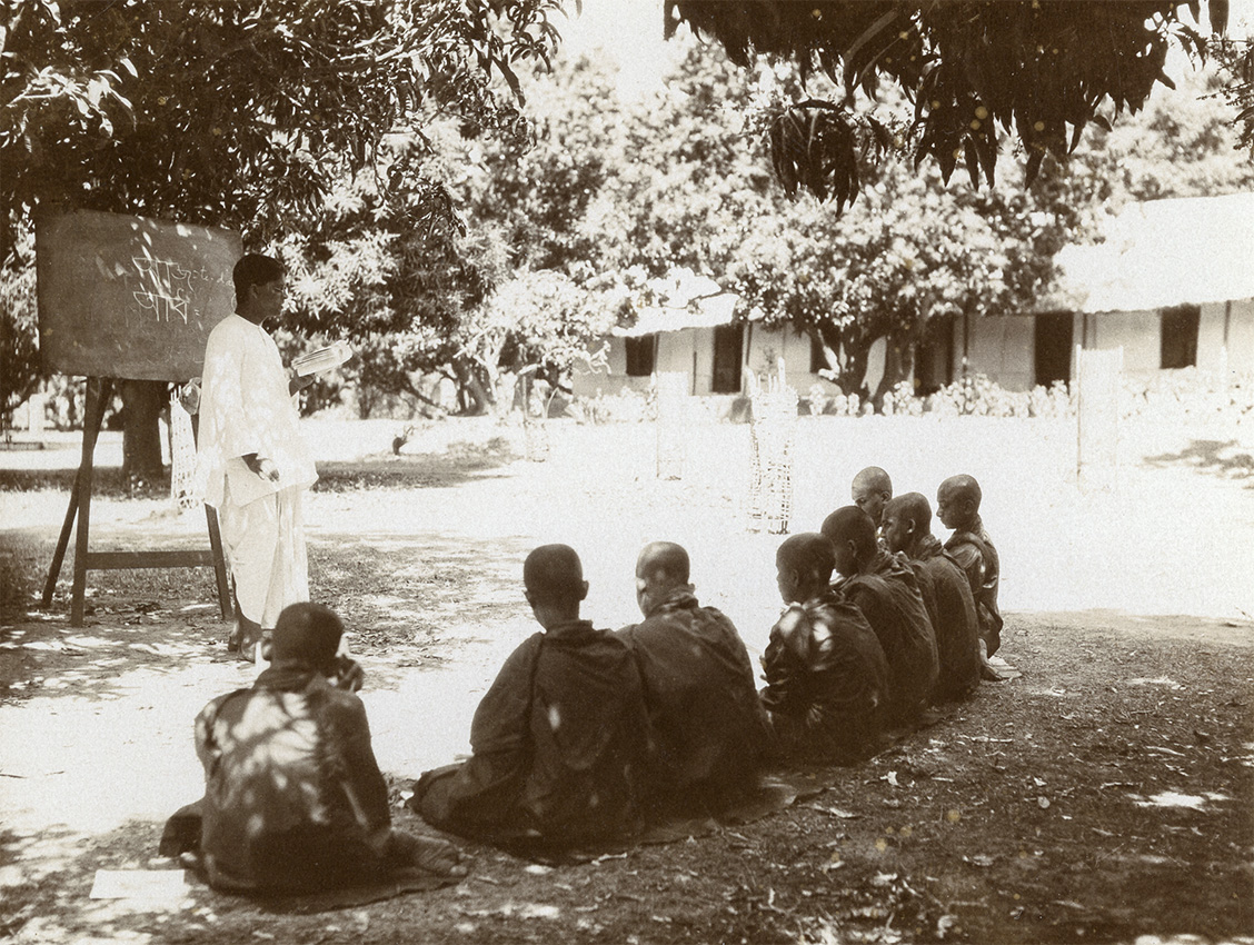 Szabadtéri oktatás az egyetemen, Santinikétan, 1930. Forrás: Magyar Földrajzi Múzeum, l. sz.: 3471-91.