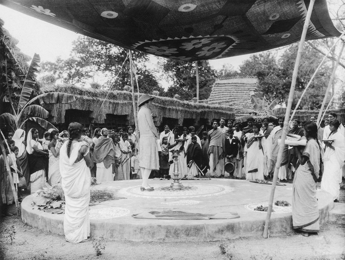Frau Ehuhurst ünnepségen szónokol, India, 1929–32 között. Forrás: Magyar Földrajzi Múzeum, l. sz.: 3326-91.